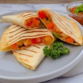 چکن کیسیڈیاز گارلک مایونیز کے ساتھ