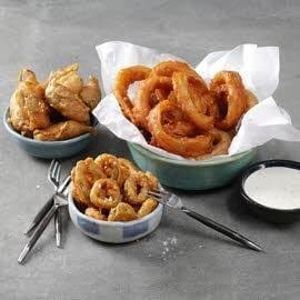 بیٹر فرائیڈ انین رنگز اور حیلاپینو منٹ ڈپ کے ساتھ بیٹر فرائیڈ انین رنگز اور حیلاپینو منٹ ڈپ کے ساتھ