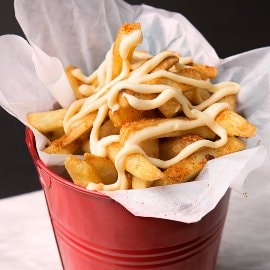 کرسپی فرائیز گارلک مایونیز کے ساتھ