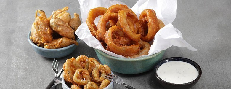 بیٹر فرائیڈ انین رنگز اور حیلاپینو منٹ ڈپ کے ساتھ بیٹر فرائیڈ انین رنگز اور حیلاپینو منٹ ڈپ کے ساتھ